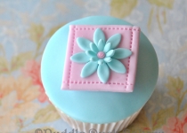 An elegant flower on a cupcake